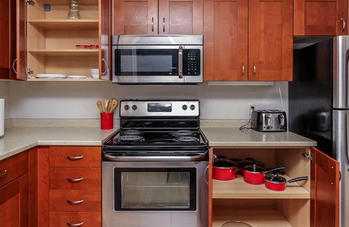 Ottawa Division Apartment | Perfect location 2 bed with Parking and wifi