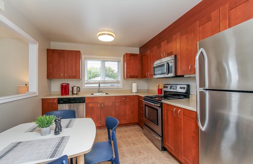Ottawa Division Apartment | Perfect location 2 bed with Parking and wifi