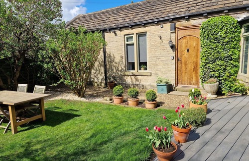 Rastrick Cottage | Superb 2-bedroomed Briar Cottage Guest Suite in Norwood Green, Halifax