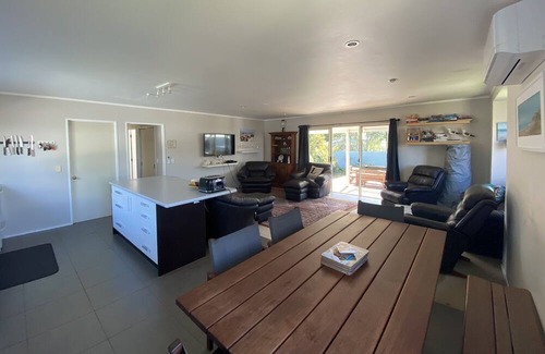 Waimarama House | Soak up the sun and enjoy the beach, this family beachhouse is ready for you!