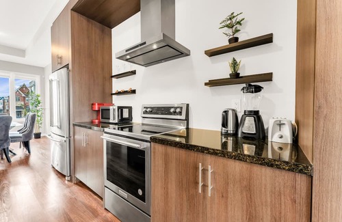 Vaughan House | 3 Story TownHouse Backing on Pond Canada's WONDERLAND- Vaughan- Banquet Halls