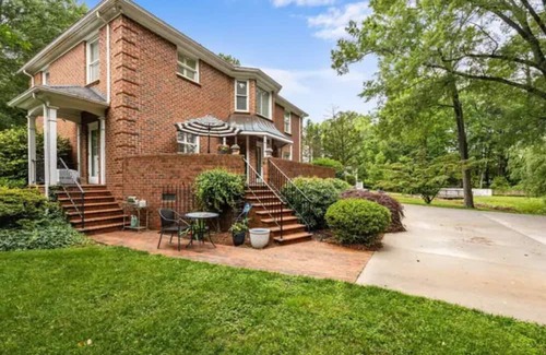 Burlington House | 3-bedroom, walking distance to Elon University