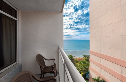 Myrtle Beach Hotel | 4 Relaxing Beachside Suites Perfect for Couples or Families - with 2 Pools
