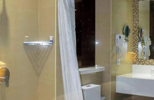 Balibago Hotel | Prime Asia Hotel Deluxe with Glass CR and Bathtub