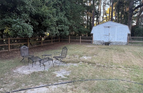 Raeford House | Casa Minimal Cottage Pet Friendly w/Fenced Yard