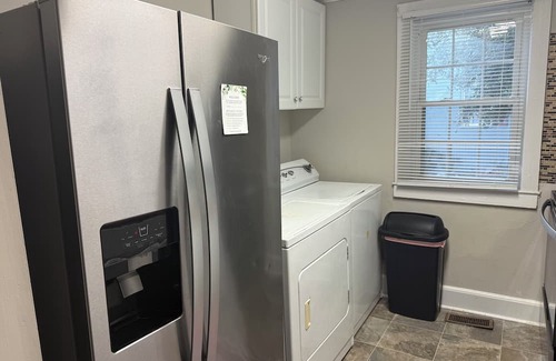 Raeford House | Casa Minimal Cottage Pet Friendly w/Fenced Yard