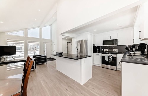 Calgary House | Spacious 6BR Home, BBQ, Backyard & A/C