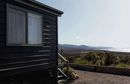 Bicheno Cabin | Panorama Cabin - a cosy shack + an unreal view (B)