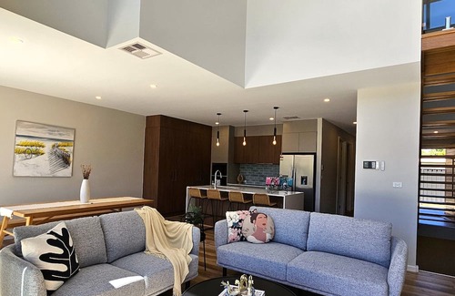 Pearce House | Luxury new 4bedrm Townhouse with 2 cars garage, Wifi, Woden CBD