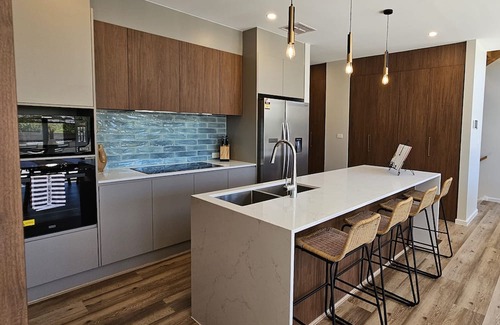 Pearce House | Luxury new 4bedrm Townhouse with 2 cars garage, Wifi, Woden CBD