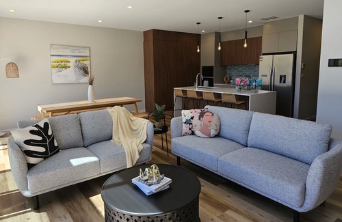 Pearce House | Luxury new 4bedrm Townhouse with 2 cars garage, Wifi, Woden CBD