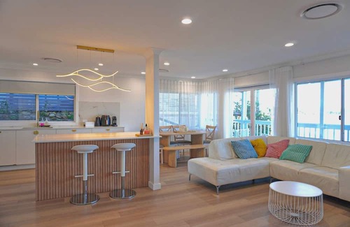 Tascott House | Coastal Retreat with Water Views