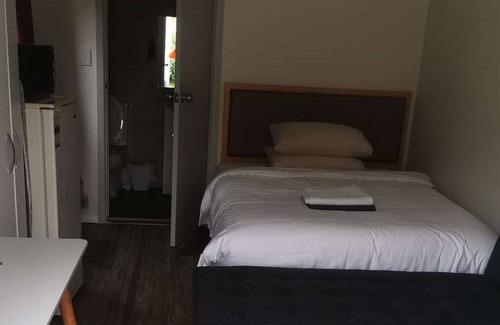 Mount Albert House | 2 Double Bed Garden Chalet, 14 Phyllis St, Mt Albert, Auckland