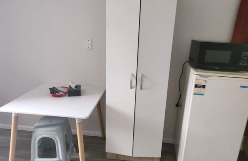 Mount Albert House | 2 Double Bed Garden Chalet, 14 Phyllis St, Mt Albert, Auckland