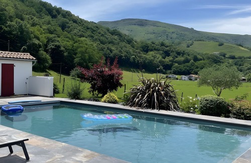 Bidarray House | Holiday Home 'Larretenia' with Mountain View, Private Pool and Wi-Fi