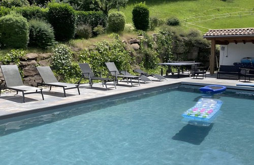 Bidarray House | Holiday Home 'Larretenia' with Mountain View, Private Pool and Wi-Fi