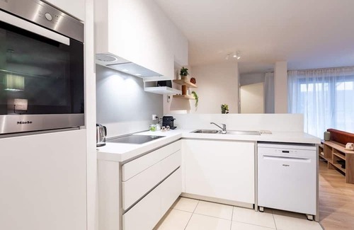 Broekwijk Apartment | 1BR Contemporary Comfort in the Heart of the City