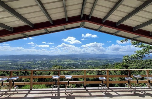 Quebrada Infierno House | Panoramic Views, Pool, A/C and Spectacular Rooftop in Gurabo