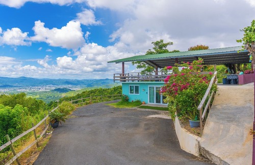 Quebrada Infierno House | Panoramic Views, Pool, A/C and Spectacular Rooftop in Gurabo