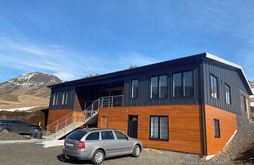 Myrdalshreppur Apartment | Panorama Vík - Charming 2-bedroom apartment in Vík with stunning views.