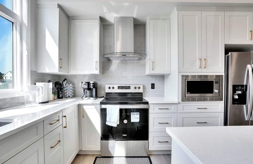 Southeast Calgary House | New Stylish 6BR/8BD/4.5BT/Ac/Remote Work/Games/Lake Access
