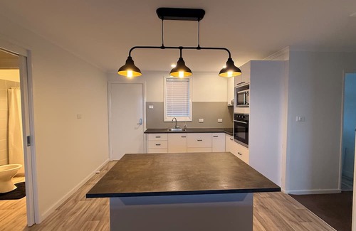 East Jindabyne Cottage | Outstanding lake and alpine views in a cosy rural house.