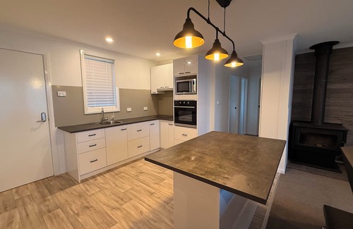 East Jindabyne Cottage | Outstanding lake and alpine views in a cosy rural house.