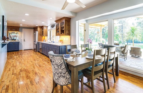 Grants Pass House | Lovely Riverfront Grants Pass Home: Pool & Hot Tub