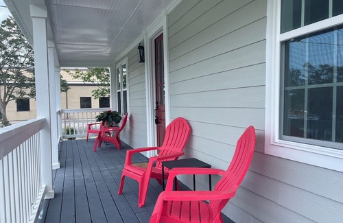 Smithfield House | Historic Downtown Gem, 7 mins to Premium Outlets