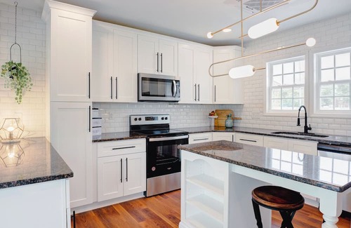 Smithfield House | Historic Downtown Gem, 7 mins to Premium Outlets