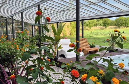 Velvary House | Unique and Private Country House with Sauna, Jacuzzi and Hawaiian Hothouse Spa!