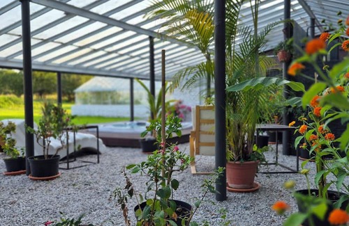 Velvary House | Unique and Private Country House with Sauna, Jacuzzi and Hawaiian Hothouse Spa!