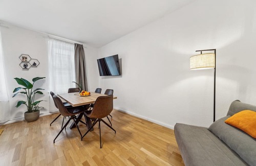Reudnitz-Thonberg Apartment | Modern city apartment by the park
