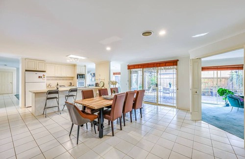 Cranbourne House | StayAU Family Retreat w/Pool Table in Cranbourne