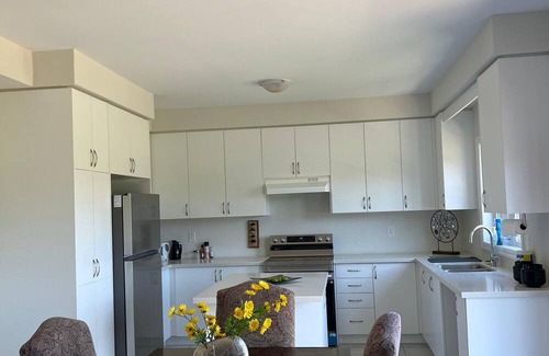 Stayner House | Bright and Spacious Beach and Mountain Retreat. Couples, small and big families