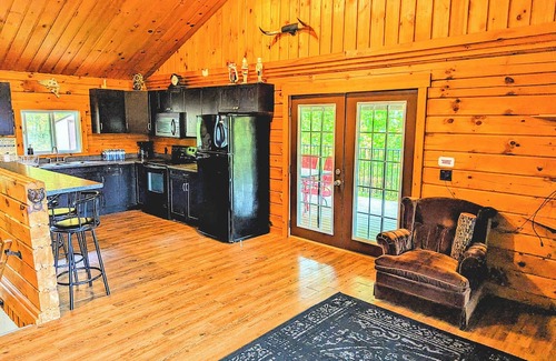 Weslemkoon Cottage | Beautiful Log Home + XL BUNKIE by Weslmkoon lake