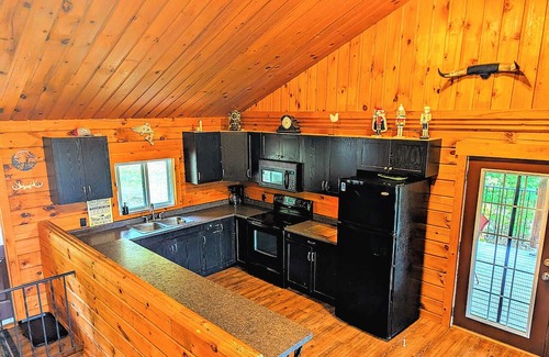 Weslemkoon Cottage | Beautiful Log Home + XL BUNKIE by Weslmkoon lake