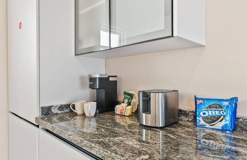 Ponton House | POOL TABLE * PRIVATE POOL * SLEEPS 16
