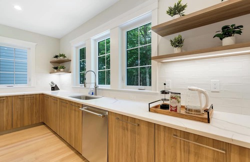 Andover House | Welcoming 2025 built: 4-bedroom 3.5-bath modern farm house @ charming Andover