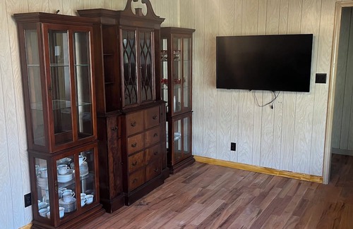 Sharon House | 3-bedroom Edwards Cozy House with AC. 8 minutes away from University Tn-Martin