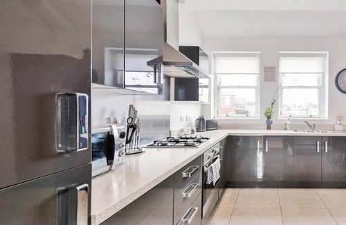 Kirkcaldy Apartment | Luxury Seaview Gated Penthouse- Near Edinburgh.