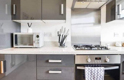 Kirkcaldy Apartment | Luxury Seaview Gated Penthouse- Near Edinburgh.