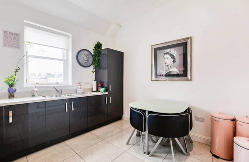 Kirkcaldy Apartment | Luxury Seaview Gated Penthouse- Near Edinburgh.