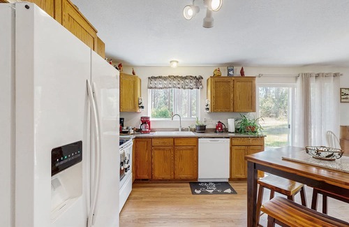 Chiloquin House | Cozy home with lake & mountain views, full kitchen, A/C, fireplace & WIFI