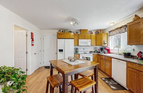 Chiloquin House | Cozy home with lake & mountain views, full kitchen, A/C, fireplace & WIFI