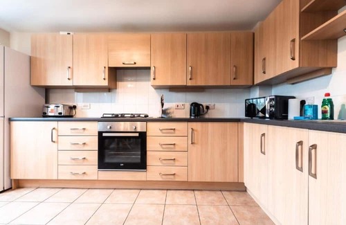 Holbrooks House | Fast Wi-Fi, Parking Available, Special Discount & Contractors in Coventry