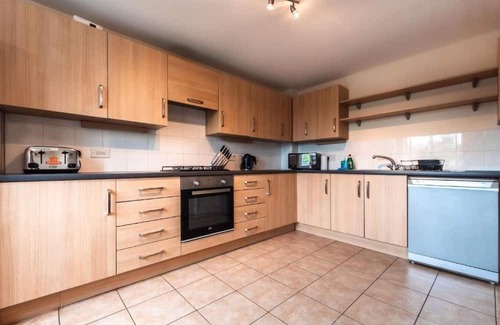 Holbrooks House | Fast Wi-Fi, Parking Available, Special Discount & Contractors in Coventry