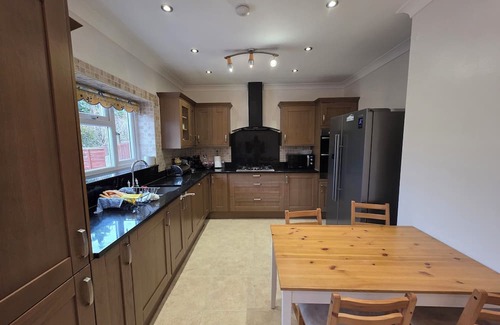 Barkingside Apartment | Bright 3BD Family Home with Garden, Barkingside