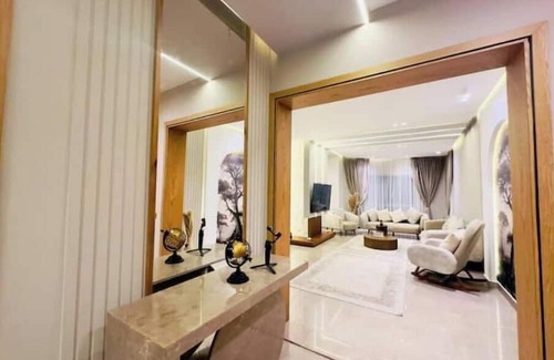 Al Duqqi Apartment | Luksusleilighet i Al Mohandiseen