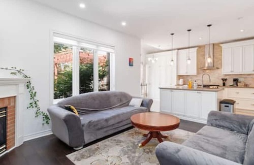 Brampton House | Brampton Retreat with Basement